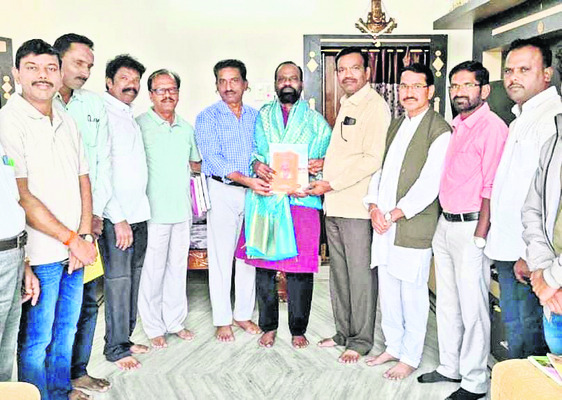 పోస్టల్‌ బ్యాలెట్‌ను  వినియోగించుకోండి 
2