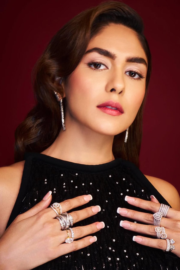 Actress Mrunal Thakur Is Style Storm Photos4
