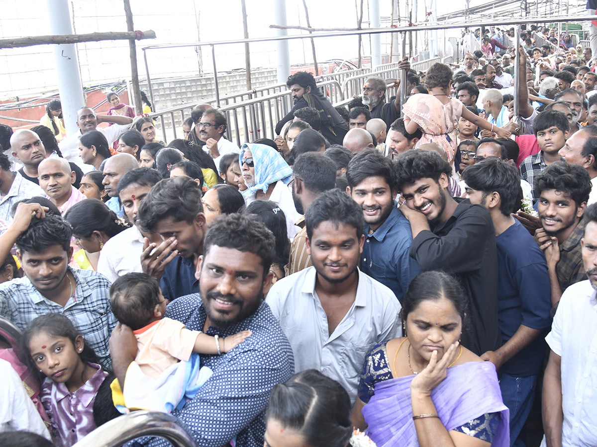 Devotees Rush at Vijayawada Durga Temple Photos11
