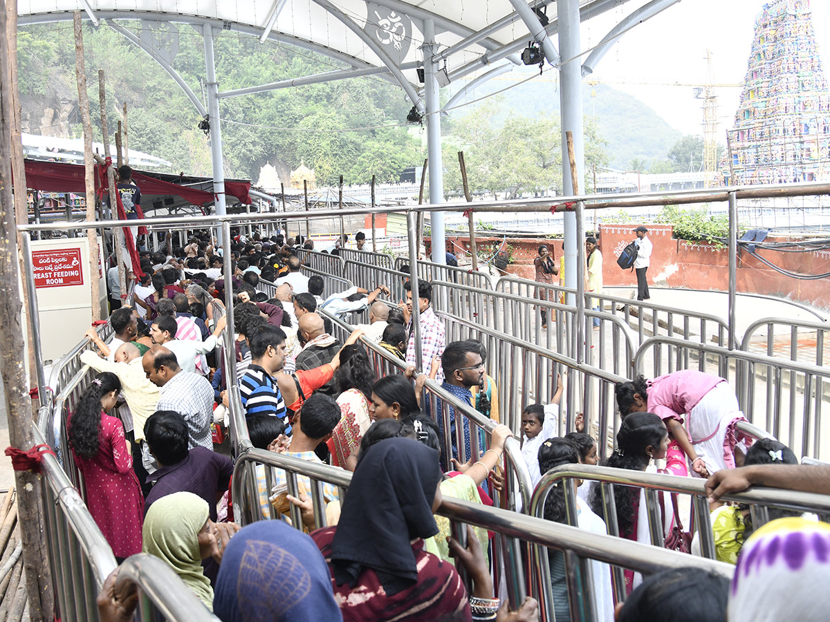Devotees Rush at Vijayawada Durga Temple Photos18
