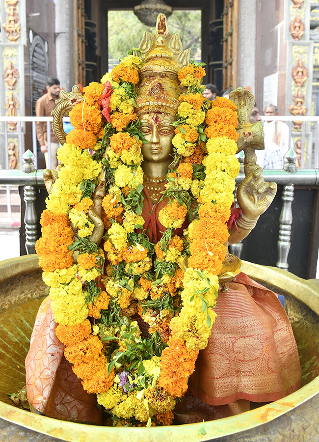 Devotees Rush at Vijayawada Durga Temple Photos19