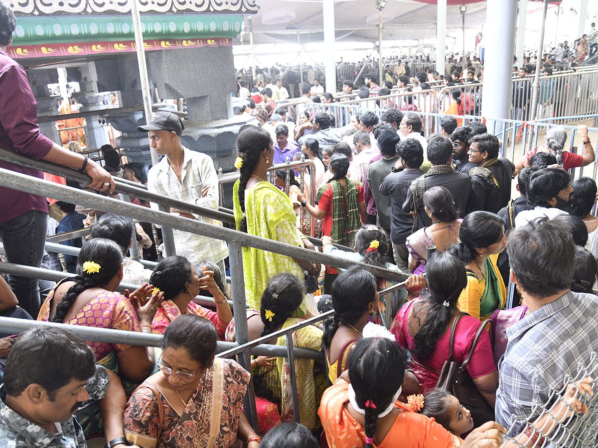 Devotees Rush at Vijayawada Durga Temple Photos9