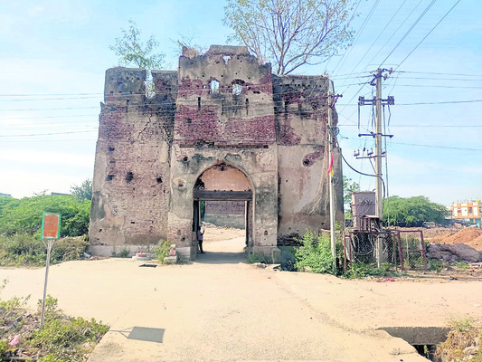 శిథిలావస్థలో కోరుట్ల కోట బురుజులు2