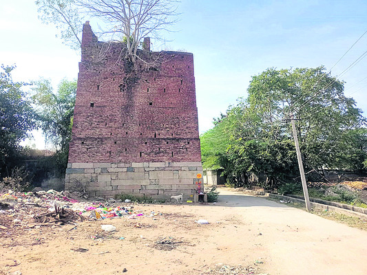 శిథిలావస్థలో కోరుట్ల కోట బురుజులు1