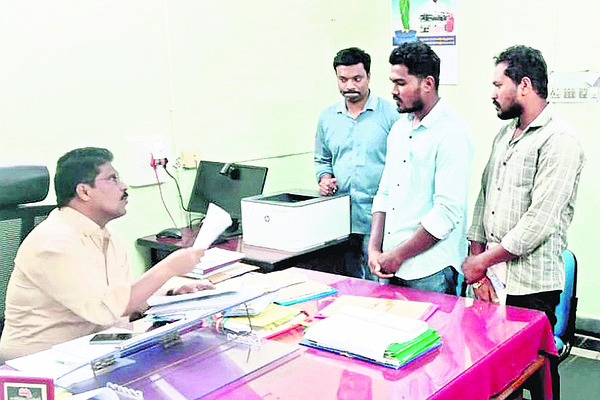 గిరిజన సమస్యల  పరిష్కారానికి కృషి1