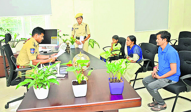 ఫిర్యాదులపై  తక్షణమే స్పందించాలి
1