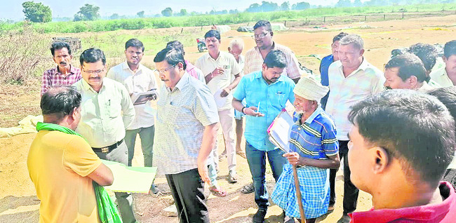 ఫిర్యాదులపై  తక్షణమే స్పందించాలి
2