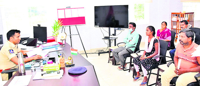 ఎన్నికల శిబిరాన్ని   సందర్శించిన కలెక్టర్‌3