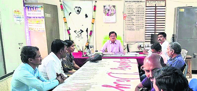 ఎన్నికల శిబిరాన్ని   సందర్శించిన కలెక్టర్‌2