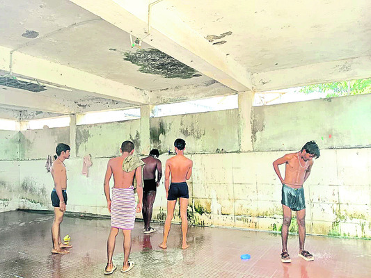 ● గజ గజ వణుకుతూ చన్నీళ్ల స్నానం ● నేలపైనే విద్యార్థుల చ1