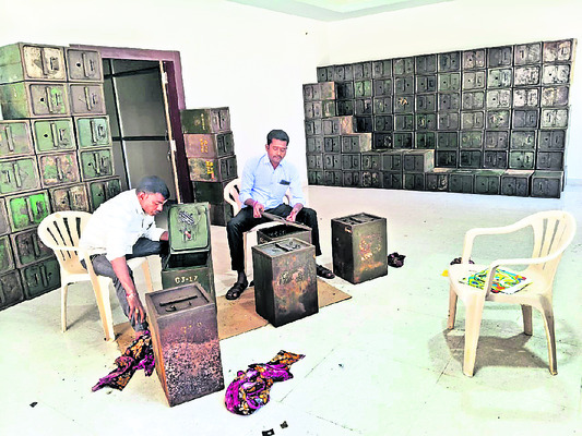 బ్యాలెట్‌ బాక్సులు సిద్ధం1