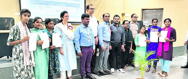 విద్యార్థులకు అభినందన 
2