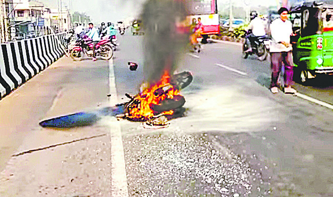 కృష్ణలంక హైవేపై బైక్‌ దగ్ధం 1