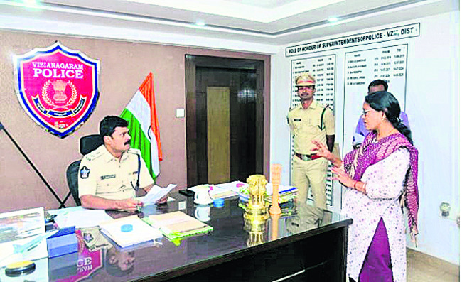 పీజీఆర్‌ఎస్‌కు పోటెత్తిన వినతులు1