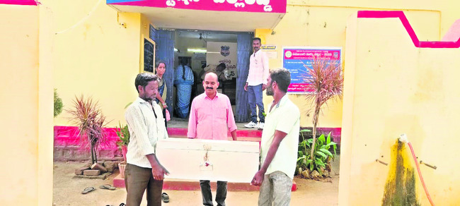 మహిళా సంఘాల సభ్యులకు సర్టిఫికెట్‌ల ప్రదానం1