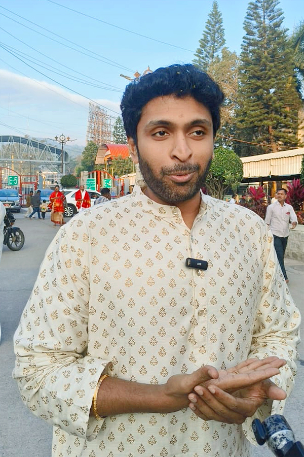 Actor Vikram Prabhu And Lakshmi Ujjaini Visited Tirumala Photos3