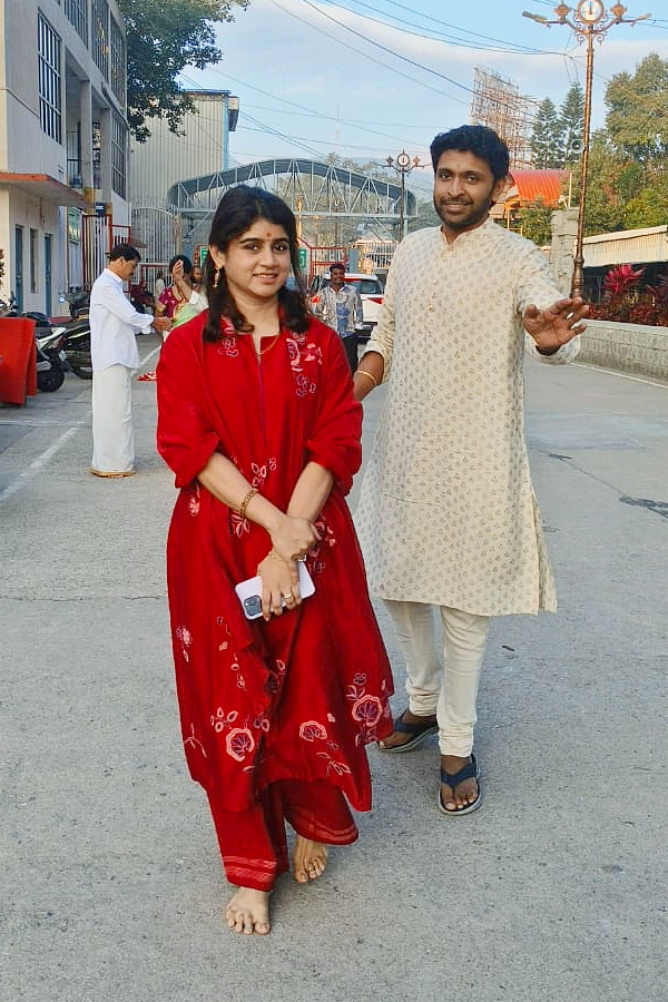 Actor Vikram Prabhu And Lakshmi Ujjaini Visited Tirumala Photos4
