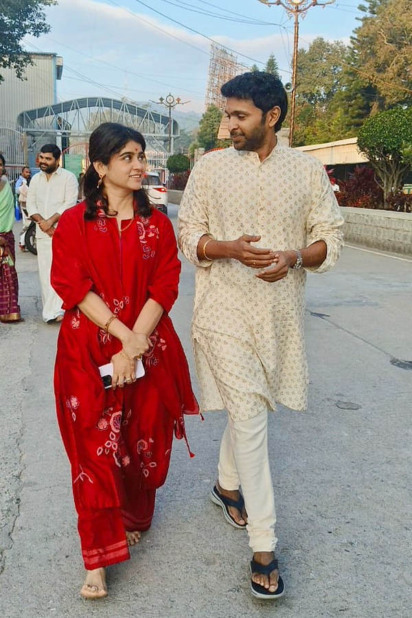Actor Vikram Prabhu And Lakshmi Ujjaini Visited Tirumala Photos5