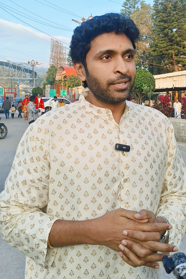 Actor Vikram Prabhu And Lakshmi Ujjaini Visited Tirumala Photos8