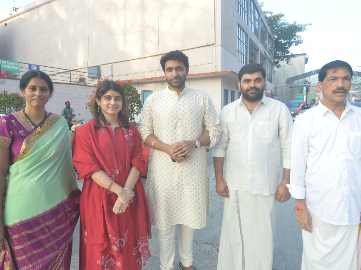 Actor Vikram Prabhu And Lakshmi Ujjaini Visited Tirumala Photos9