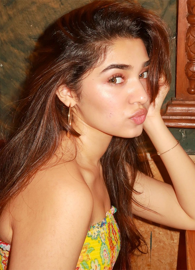 Actress Krithi Shetty Beautiful HD Photos14