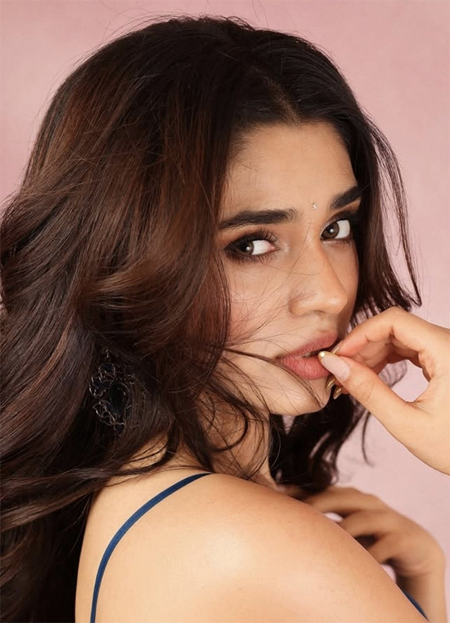 Actress Krithi Shetty Beautiful HD Photos22