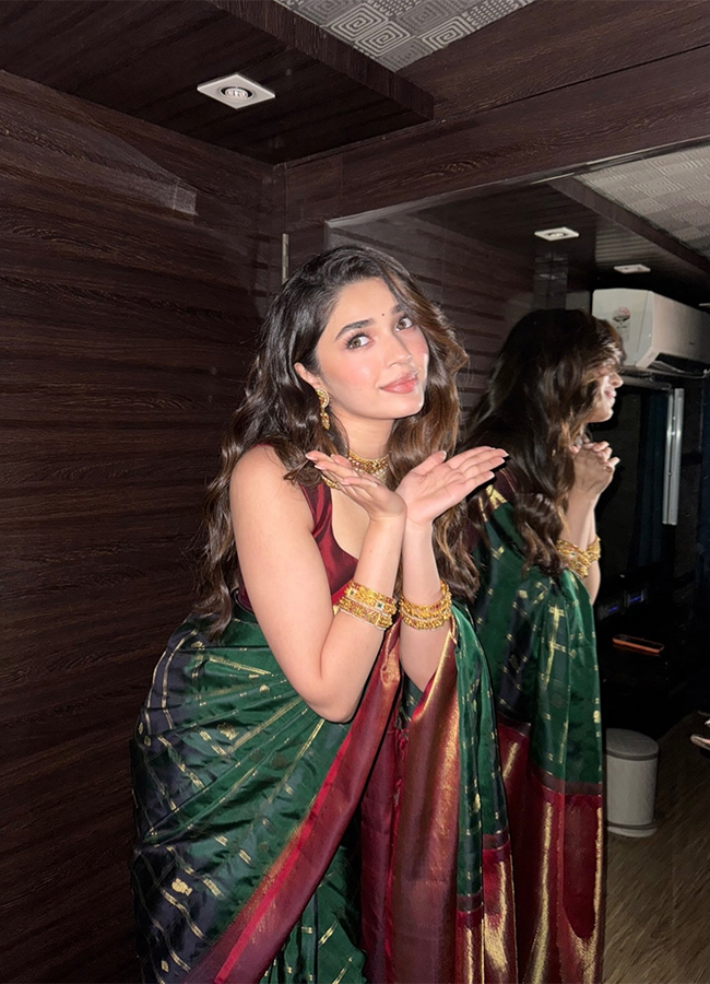 Actress Krithi Shetty Beautiful HD Photos3