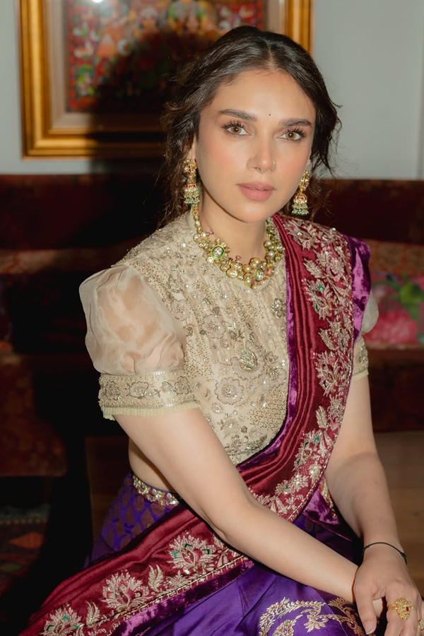 Aditi Rao Hydari Looks Stunning In Her Natural Beauty Photos7