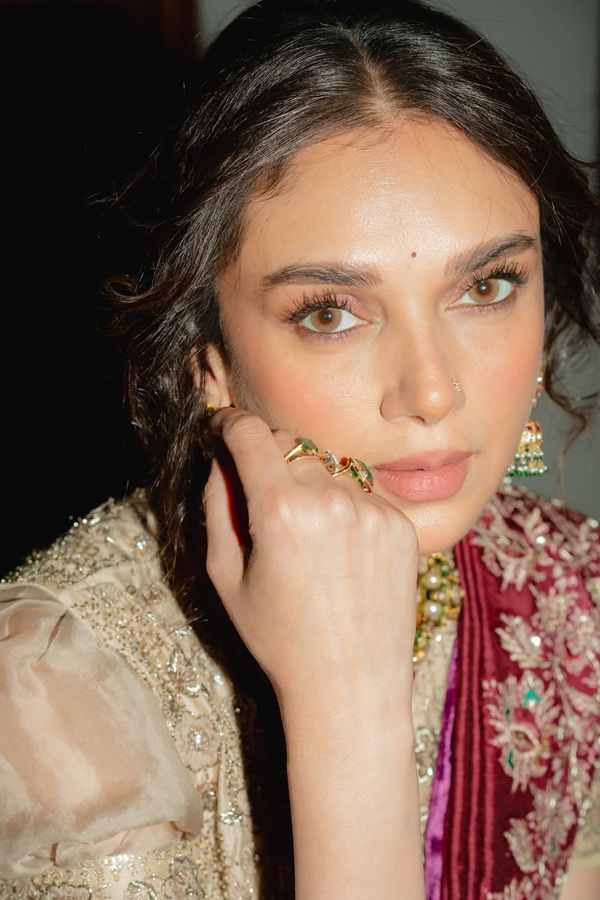 Aditi Rao Hydari Looks Stunning In Her Natural Beauty Photos8
