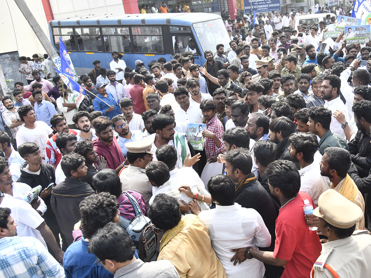 Vijayawada : Students Huge Protest Against Chandrababu Govt8