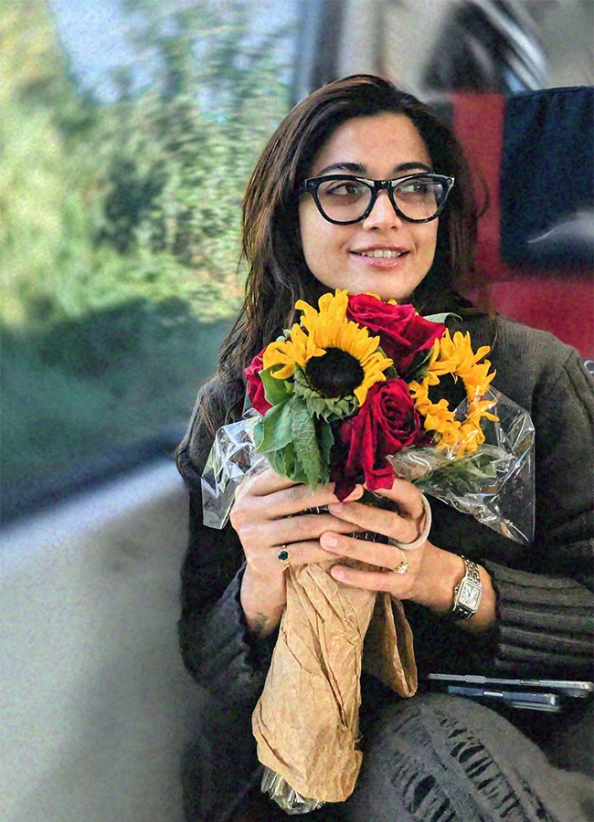 ​Celebrities Wishes Happy New Year 2026: Photos7