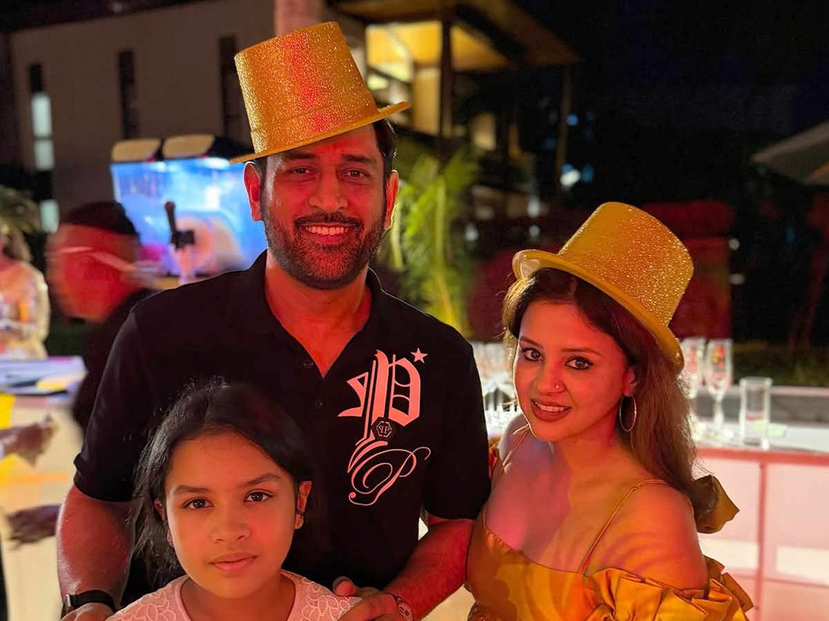 MS Dhoni, Virat Kohli And Other Cricketers Celebrate New Year With Their Families Photos2