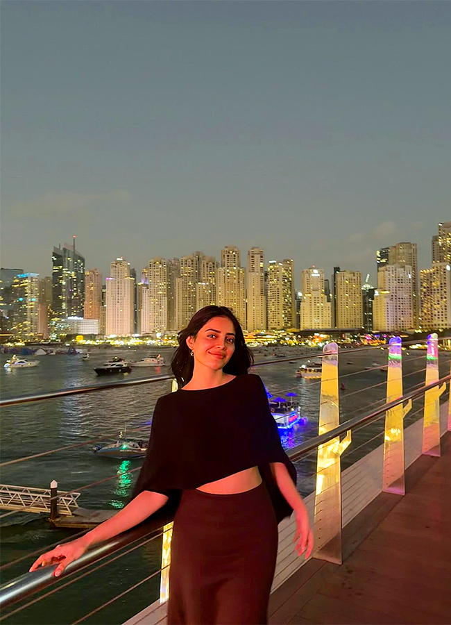 ​Celebrities Wishes Happy New Year 2026: Photos14