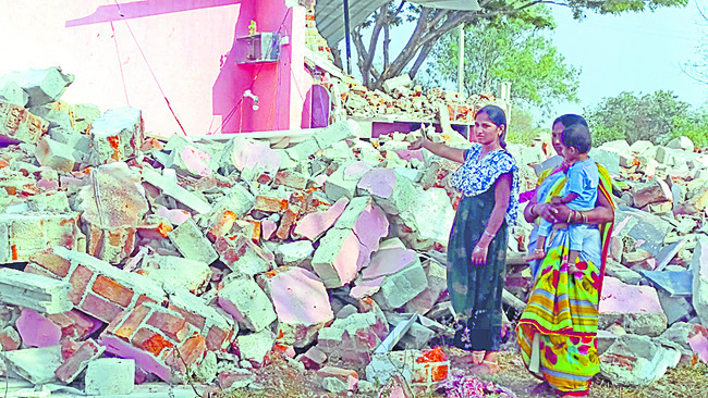 ఇళ్ల కూల్చివేత వివాదాస్పదం1