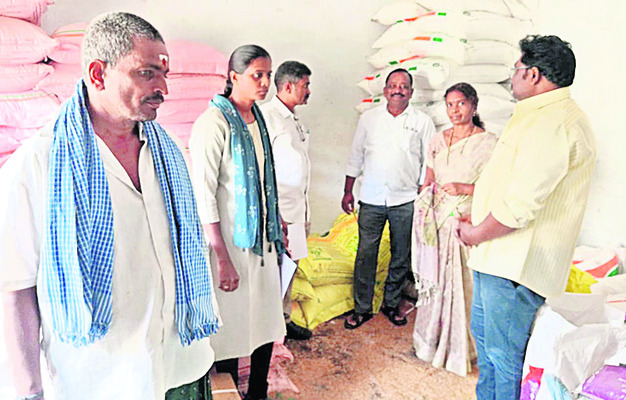 నకిలీ ఇంజిన్‌ ఆయిల్స్‌ తయారీ సామగ్రి స్వాధీనం 1