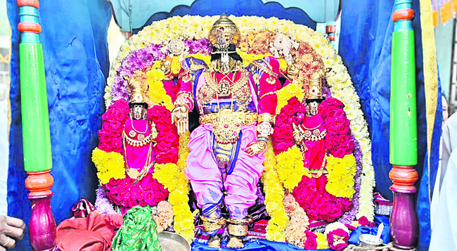 వెంకన్న అలంకారంలో దర్శనమిచ్చిన అప్పన్న 1