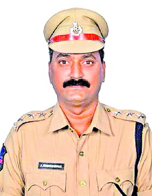 భక్తులకు మెరుగైన సేవలు అందించాలి
6