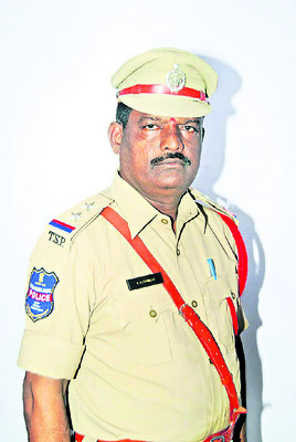 భక్తులకు మెరుగైన సేవలు అందించాలి
5