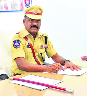 పోలీసులకు సేవా పతకాలు1