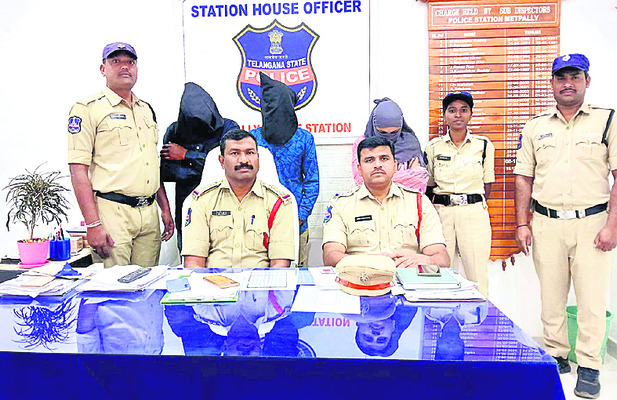 రెండేళ్లుగా ‘హానీట్రాప్‌’ దందా..!?1