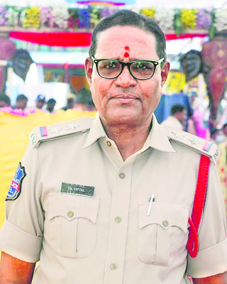 పోలీస్‌ అధికారులకు సేవా పతకాలు2