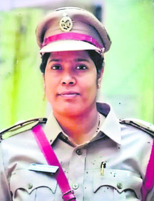 పోలీస్‌ అధికారులకు సేవా పతకాలు1