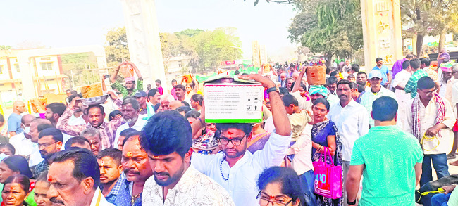 వనదేవతలకు భక్తుల మొక్కులు1