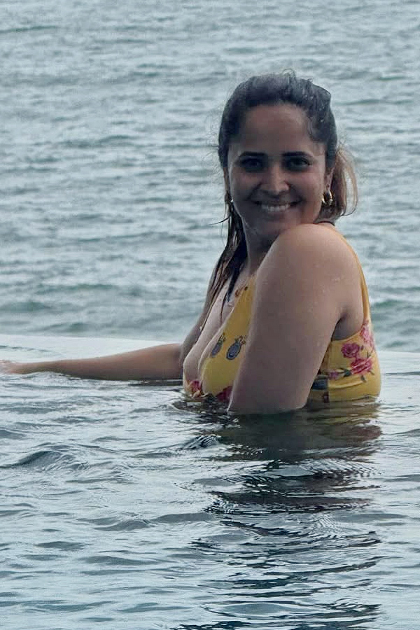 Anchor Anasuya Bharadwaj Welcomes 2026 With Her Husband in Pool Photos2
