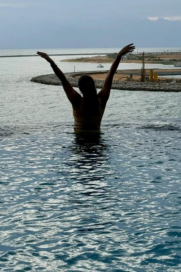 Anchor Anasuya Bharadwaj Welcomes 2026 With Her Husband in Pool Photos3