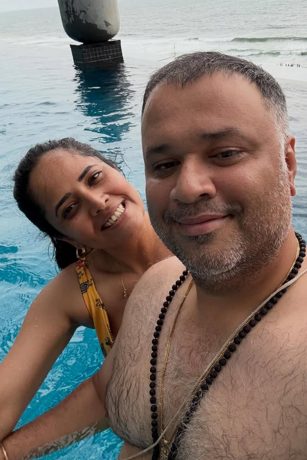 Anchor Anasuya Bharadwaj Welcomes 2026 With Her Husband in Pool Photos8