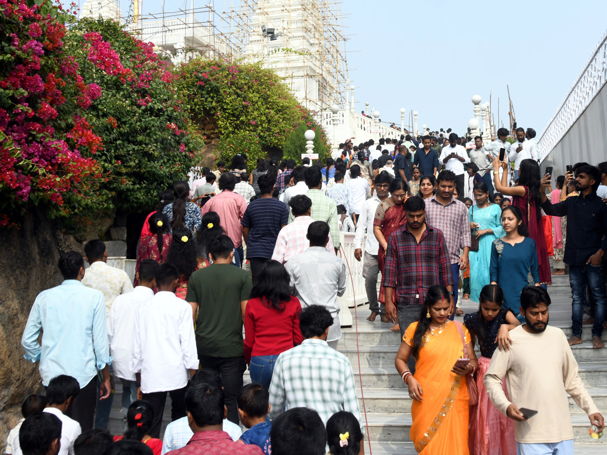 Huge Rush of Devotees At Hyderabad Birla Mandir on New Year Day Photos11