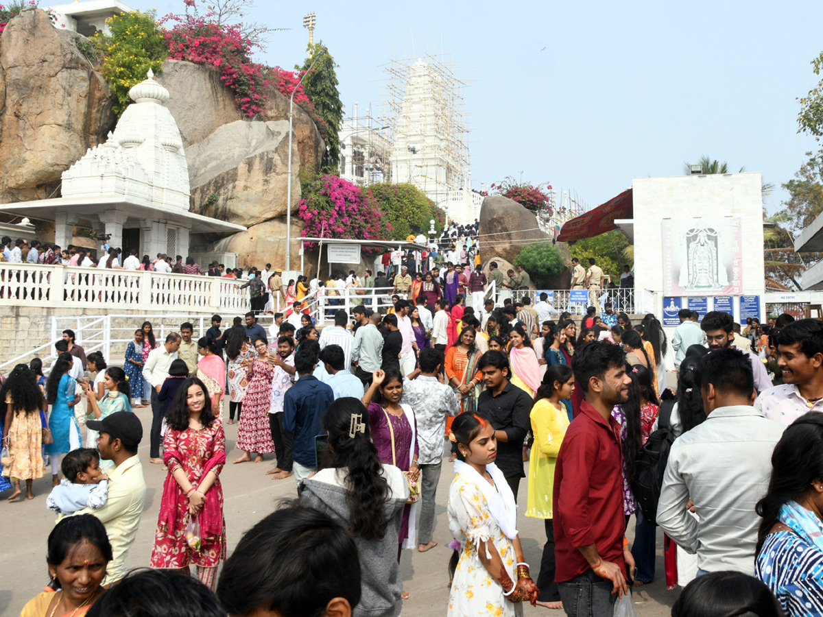 Huge Rush of Devotees At Hyderabad Birla Mandir on New Year Day Photos12