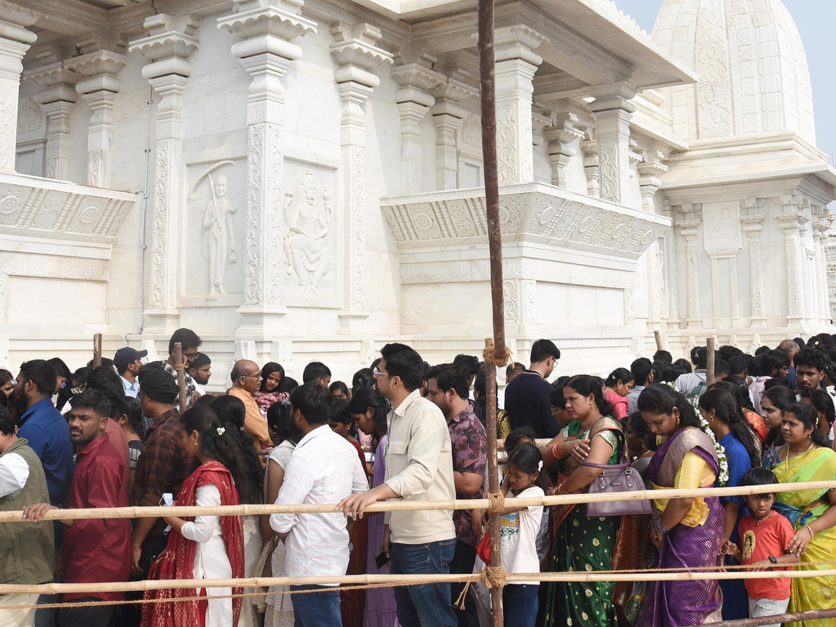 Huge Rush of Devotees At Hyderabad Birla Mandir on New Year Day Photos13