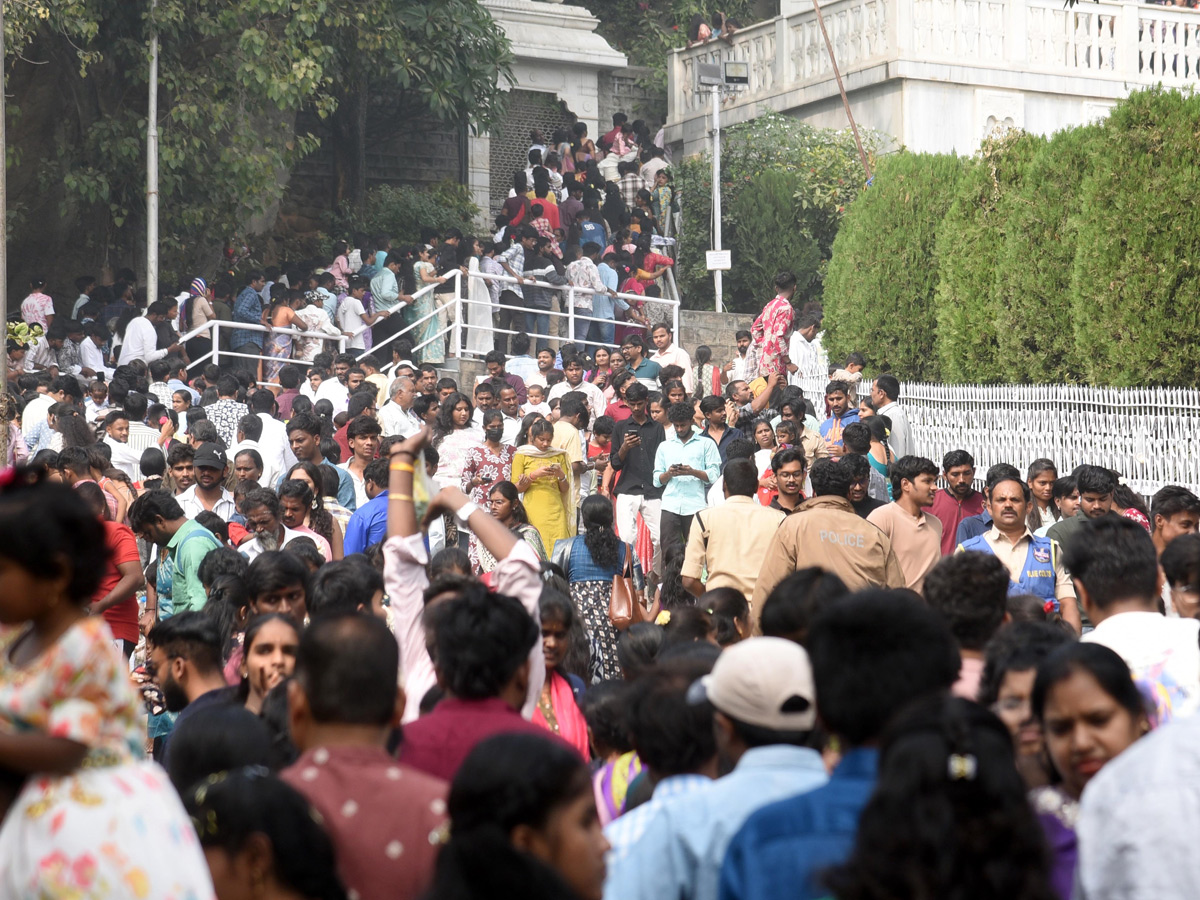Huge Rush of Devotees At Hyderabad Birla Mandir on New Year Day Photos14